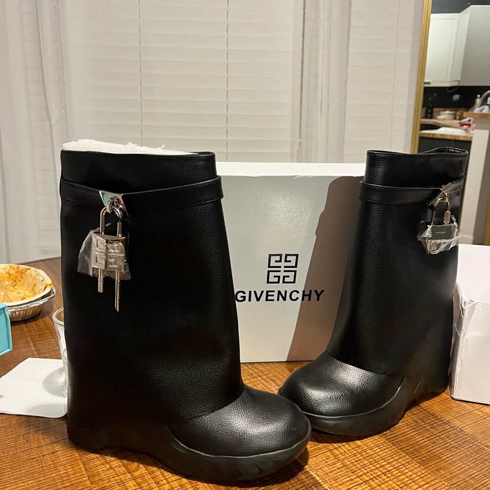 Givenchy Lower heel
Shark Lock Biker ankle boots in grained leather size 41